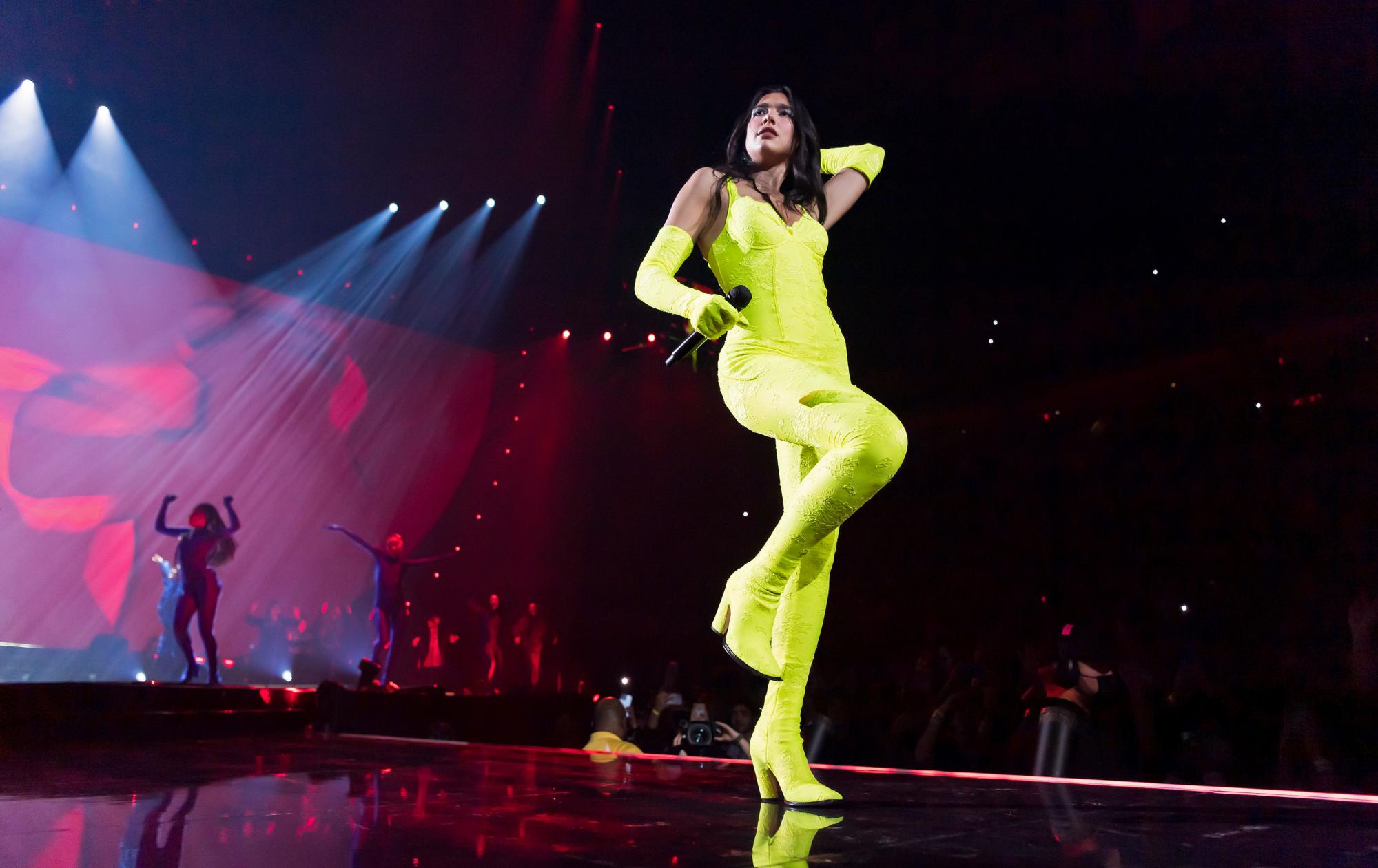 Свежий тренд: Дуа Липа возвращает в моду кислотные оттенки